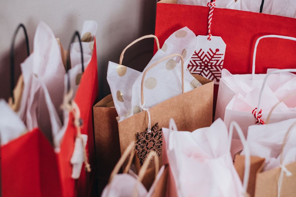 how to use tissue paper in a gift bag