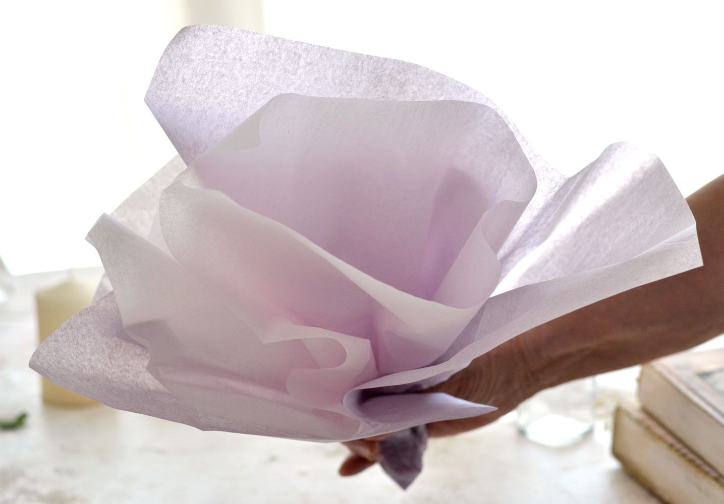 how to use tissue paper in a gift bag